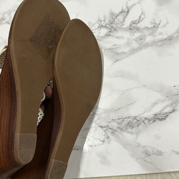 Tory Burch Perforated White and Tan Sandals size 7 - Picture 2 of 9
